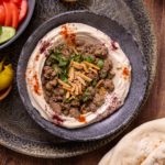 حمص باللحمة والمكسرات