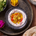 لبنة مع زيتون وفلفل حلو