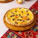 منقوشة بيض ولحمة وجبنة