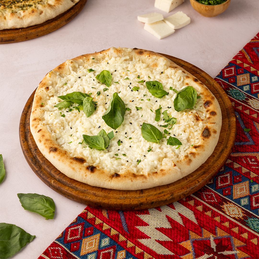 جبنة بيضا مع بقدونس وريحان منقوشة جبنة بيضا مع بقدونس وريحان - الصورة 1