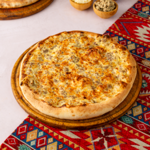 منقوشة سجق وبيض وجبنة